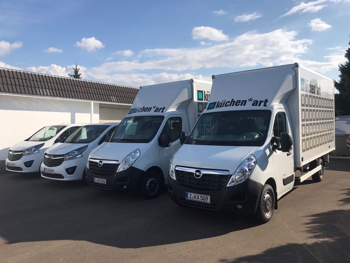 Fuhrpark von Küchen*Art — Transporter und LKW mit Firmenbeschriftung